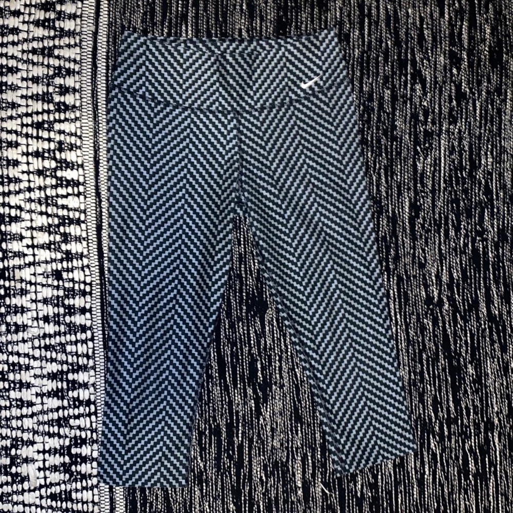 Nike black and gray dri fit y2k low rise capri leggings. Size medium.